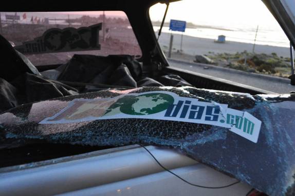 Depois de alguns poucos minutos na praia, a desagradável surpresa, ao reencontrar a Fiona com os vidros arrombados, em Totoralillo, na região de La Serena, no Chile